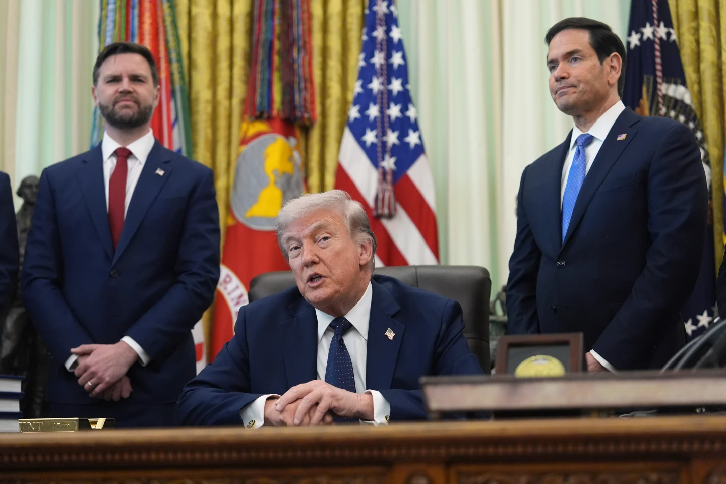 Trump vance rubio desk